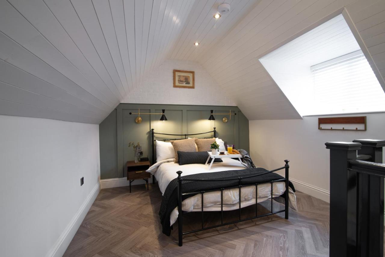 Modern Finish To A Historic Brewers House, Derby Villa Bagian luar foto