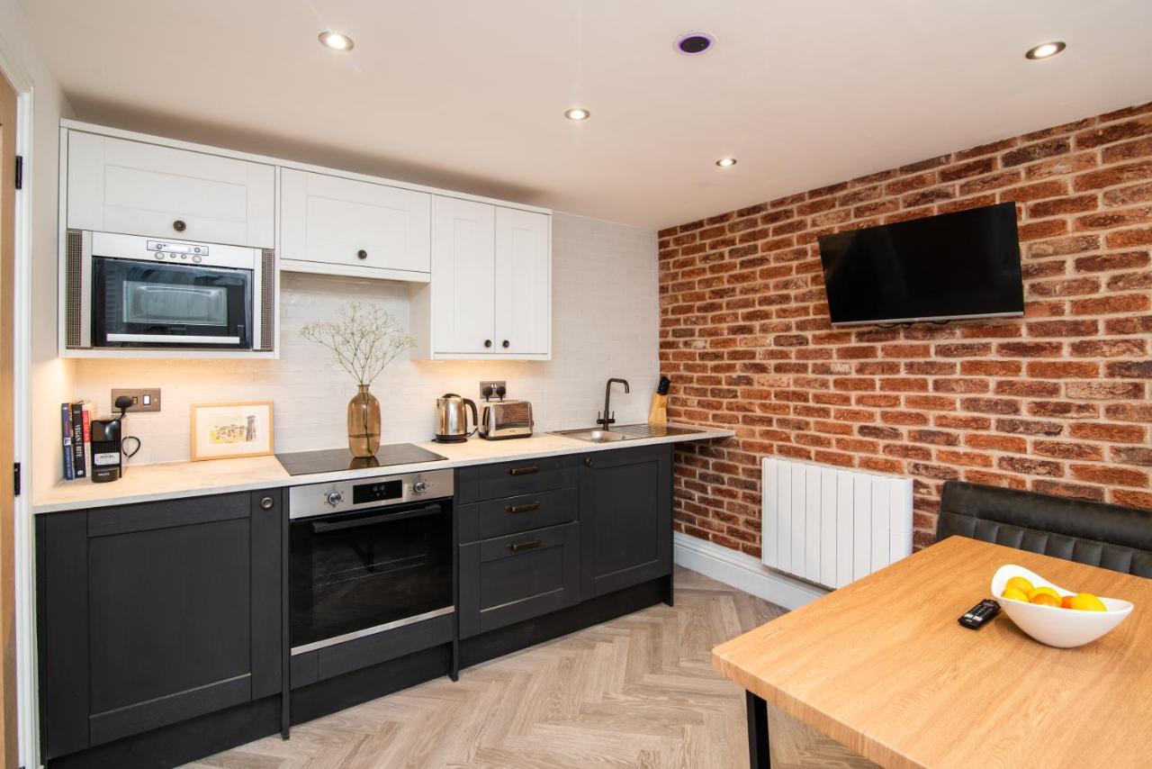 Modern Finish To A Historic Brewers House, Derby Villa Bagian luar foto