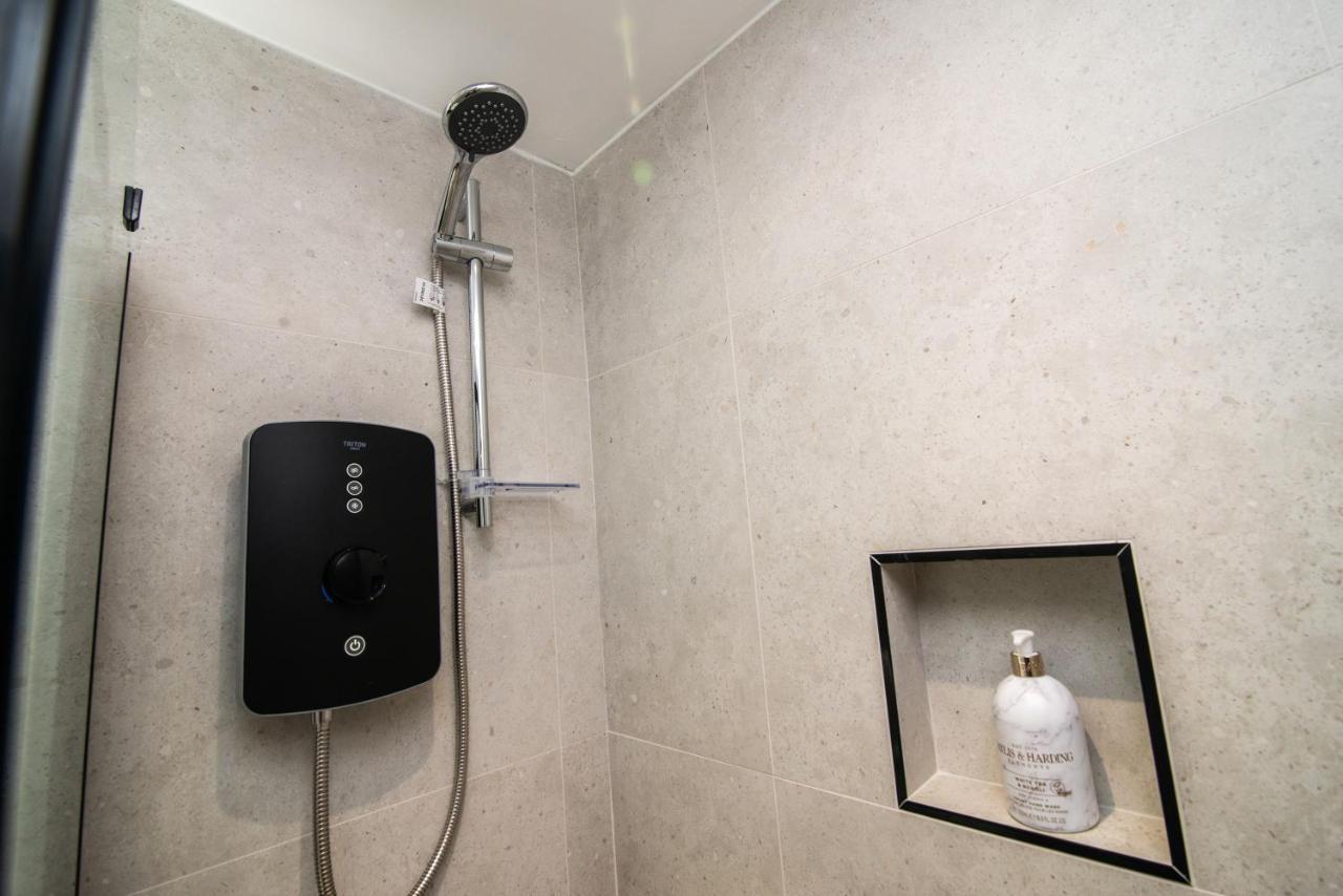 Modern Finish To A Historic Brewers House, Derby Villa Bagian luar foto