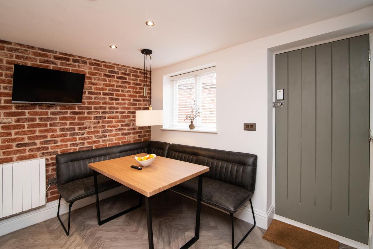 Modern Finish To A Historic Brewers House, Derby Villa Bagian luar foto