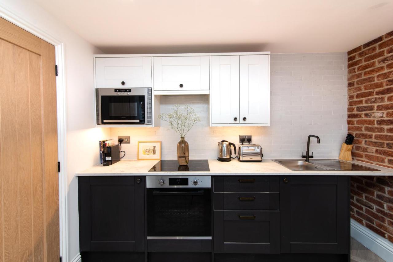 Modern Finish To A Historic Brewers House, Derby Villa Bagian luar foto